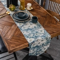 Blauwe tafelloper in landelijke stijl met witte bloemenjacquard op rustieke houten tafel - Placemat / Blauwe Olieverf Jacquard