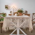 Mantel rústico de encaje de ganchillo beige con patrones florales y detalle de borlas - 150x260cm / Ganchillo de Retazos Beige con Borla (YMTH254)
