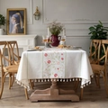 Nappe brodée de fleurs en coton et lin crème avec des détails de pompons élégants - 140x260cm / Style Brodé Rose à Glands