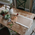 Camino de mesa de yute natural con flecos blancos en mesa de madera rústica - 30*220 / Yute Natural Con Flecos Blancos