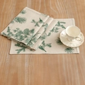 Tovaglietta in lino con stampa di pigne verdi e uccelli su tavolo di legno - 32x45cm / Pigna Verde