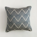 Détail du motif jacquard géométrique bleu marine et crème sur une housse de coussin - 60x60cm / Housse de Coussin Vague Marine