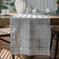 Chemin de table élégant en dentelle blanche avec broderie florale sur table en bois foncé - 32*140 / Grille Ajourée (Broderie Grille Hydrosoluble)