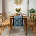 Chemin de table jacquard avec motifs géométriques bleus et franges colorées denses - 35*140cm / Motif de Méandre Bleu avec Glands Bleus
