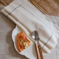 Minimalist beige washed cotton placemat with black zigzag stitching and linen texture - 40x60cm / Beige