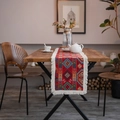 Camino de mesa rojo de estilo étnico con patrones geométricos y flecos blancos - 30x120cm (incluyendo borlas) / Insignia Roja con Borlas