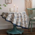 Nappe ronde vintage en coton et lin avec imprimé floral bleu et bordure en dentelle fine - 150cm Rond / Beige Floral Bleu (Bordure Dentelle Marine)