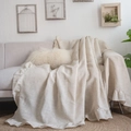 Copridivano in lino beige con eleganti bordi a balze in un accogliente ambiente rustico - 180*180 / Aspetto Lino Con Volant
