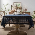 Dunkelblaue runde Häkel-Tischdecke mit Vintage-Spitzenmuster auf Holzoberfläche - 140x140 / Marineblau Kariert Häkeln (Vintage-Rand)