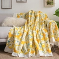 Manta de sofá con estampado de flores amarillas y volantes en un sofá gris - 180*180 / Floral Amarillo Con Volantes