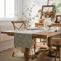 Runner da tavola verde con motivi geometrici e nappe bianche su tavolo in legno rustico - Tovaglietta 38cm / Onda Verde