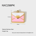 Dettaglio del ciondolo a busta in smalto rosa e bianco in acciaio inox dorato 18K - Stile Busta Giuntata Rosa (NXC298PK)