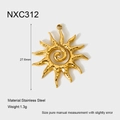 Detaillierte Makroansicht des 18K vergoldeten Sonnenanhängers mit Hammerschlag-Struktur - Goldene Spiral-Sonne Stil (NXC312)