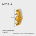 Detaillierte Makroansicht eines 15,3mm Seepferdchen-Anhängers aus 18K vergoldetem Edelstahl - Goldener Seepferdchen Stil (NXC318)