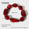Detail van onregelmatige donkerrode acrylparels en roestvrijstalen afstandhouders op verstelbare armband - Rode Kralen Armband (NXB088)