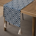 Camino de mesa jacquard geométrico azul oscuro y blanco con borlas sobre mesa madera - Mantel Individual con Borde de Encaje (38cm) / Azul Marino Rombos