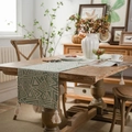Runner da tavola moderno con motivi geometrici verde salvia e dettagli di nappe - Tovaglietta 38cm / Jacquard Triangolo Verde