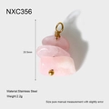 Vue détaillée d'un pendentif en pierre rose avec fil d'acier inoxydable doré enroulé - Pendentif en Pierre Empilée Rose(NXC356)