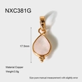 Détail macro du pendentif goutte en pierre naturelle rose de 17,5mm avec cuivre doré 18K - Style Rose Quartz (NXC381G)