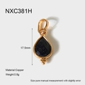 Détail macro du pendentif goutte de 17,5mm en grès bleu et cuivre plaqué or 18 carats - Style Pierre de Soleil Bleue (NXC381H)