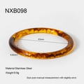 Détail montrant le diamètre de 63 mm et l'épaisseur de 6,8 mm du bracelet en résine ambre - Texture d'Ambre (NXB098)