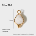 Vue macro d'un pendentif en pierre naturelle en forme de goutte et bordure plaquée or 18K - Style Pierre Blanche Translucide (NXC382)