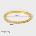 Vista dettagliata di un bracciale da 59mm in acciaio dorato con 7 pietre di zircone incastonate - Bracciale Rigido in Acciaio Inossidabile con Zirconia (DYB136)