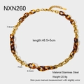 Detailweergave van de luipaard acryl en gouden rvs ketting met maatspecificaties - Amber Schildpad Splitsstijl (NXN260)