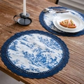 Set di due tovagliette rotonde Toile de Jouy bianche e blu con pizzo all'uncinetto - Rotondo 30cm / Giardino Inglese (Pizzo Navy)