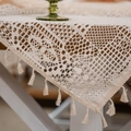 Mantel de ganchillo crema con patrones geométricos calados y flecos en mesa de madera - Patchwork Beige Ganchillo / 150*260