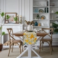 Camino de mesa amarillo floral con borlas sobre una mesa de comedor de madera - Floral Amarillo con Borlas Blancas / Camino de Mesa 33x180
