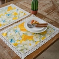 Runner da tavola con stampa floreale, pizzo e fiori gialli in un ambiente rustico - Rotondo 30cm / Floreale Giallo (Pizzo Beige)