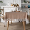 Rechteckige khakifarbene Tischdecke aus Baumwolle mit dekorativer weißer Spitzenborte - 100*140cm / Khaki