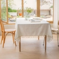 Tovaglia bianco crema con strisce verticali intrecciate ed eleganti nappe sui bordi - 140x260cm / Riga Bianca