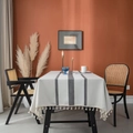 Tovaglia beige a strisce in cotone e lino con eleganti nappe e motivo grigio - 140x260cm / Centro Griglia Grigio