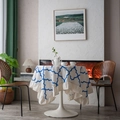 Runde cremefarbene Tischdecke mit blauem Kleeblattmuster und gerafftem Rand für Esstische - Quadratisch 180x180 / Blau Rauten Rüsche
