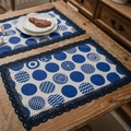 Tovagliette rettangolari crema con pois blu navy e bordo in pizzo su tavolo in legno - Rotondo 30cm / Pois Blu (Pizzo Navy)