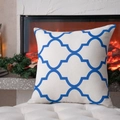 Funda de cojín geométrica azul en banco blanco con fondo de chimenea navideña - 60x60cm / Estilo Rombo Azul