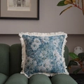 Quadratisches Jacquard-Kissen mit blauem Blumenmuster und Fransen auf Sofa - Blaues Ölgemälde Floral (Mit Kern) / Square Style
