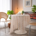 Elegante tovaglia beige in pizzo floreale con perline su un tavolo rotondo in interno - Stile Extra Lungo / Beige