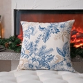 Funda de cojín cuadrada con motivos florales en azul y dorado sobre un sillón cómodo - 60x60cm / Estilo Piña Amarilla