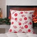 Funda de cojín navideña blanca con estampado de bastones de caramelo junto a chimenea - 60x60cm / Caramelo Rojo