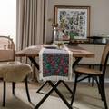 Runner da tavola jacquard blu con ciliegie rosse e nappe su tavolo di legno scuro - Tovaglietta Rotonda 30 / Jacquard Ciliegia con nappine bianche