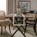 Runner da tavola vintage jacquard floreale con nappe su tavolo rustico in legno - Tovaglietta Rotonda 30 / Jacquard Fiore Giallo Base Nera Con Nappina Bianca