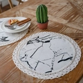Sottopiatto rotondo con stampa in marmo nero e delicati bordi in pizzo bianco per tavolo - Rotondo 30cm / Marmo Bianco (Pizzo Beige)