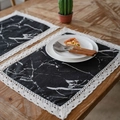 Tovaglietta rettangolare con motivo marmo nero e bordo in pizzo su tavolo legno - Rotondo 30cm / Marmo Nero (Pizzo Beige)