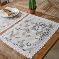 Tovaglietta floreale vintage con bordi in pizzo bianco su tavolo di legno - Rotondo 30cm / Floreale Nero (Pizzo Beige)