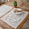 Set da tavola in cotone e lino con stampa floreale e bordo in pizzo bianco retrò - Rotondo 30cm / Soffione Grigio (Pizzo Beige)