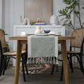 Camino de mesa moderno de jacquard geométrico con borlas verdes en mesa de madera - 33x140 Camino de Mesa / Cuadrado Verde + Borlas Hechas a Mano
