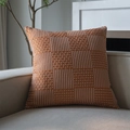 Moderner quadratischer Kissenbezug in Terrakotta mit weißem Webmuster auf grauem Sofa - 40x60cm / Oranges Gitter Kissenbezug
